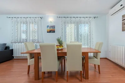 Villa in Nova Vas mit Schwimmbecken