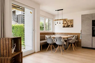 Moderne Wohnung mit Garten und Bergblick