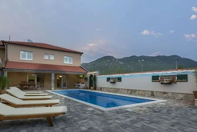 Zara con piscina idromassaggio riscaldata