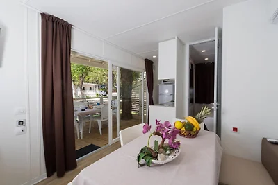 Mobilhome im Ferienpark mit grosser...