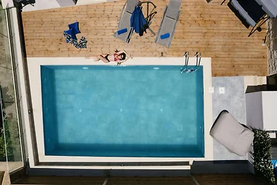 Stylish Villa with Heated Pool, Jacuzzi, Gym ...