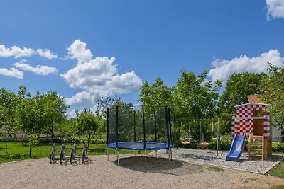 Villa moderna con piscina e vasca...