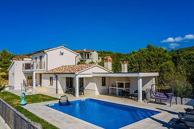 Moderne villa met privé zwembad vlakbij Labin...