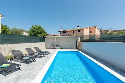 Villa in Bale mit Schwimmbecken