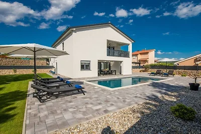 Villa à Kornić avec piscine