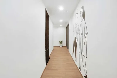 Super Townhouse 158 nabij Netaji Subhash Marg