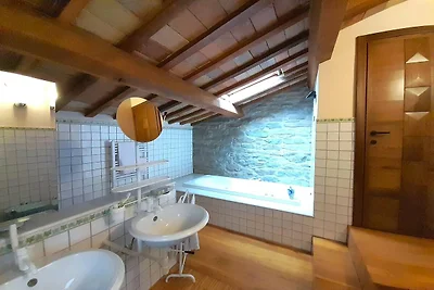 Elegante villa in pietra con piscina