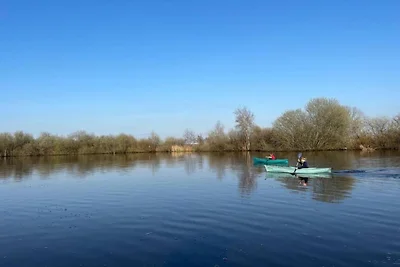 Docklodge aan het water in Delfstrahuizen