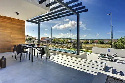 Moderne Villa mit privatem Pool und Terrasse