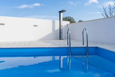 Ferienhaus in Nova Vas mit Schwimmbecken