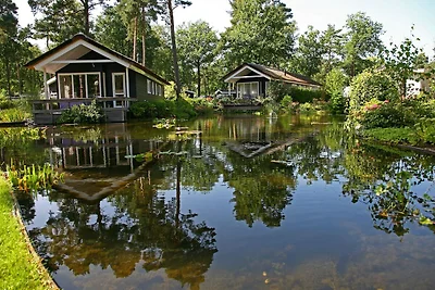 Haus auf Wasser, umgeben von der Natur...