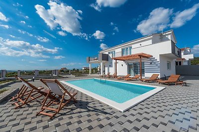 Komfortvilla mit Pool und Terrasse