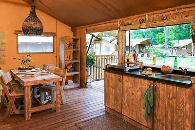 Bella tenda lodge con bagno, vicino a un lago