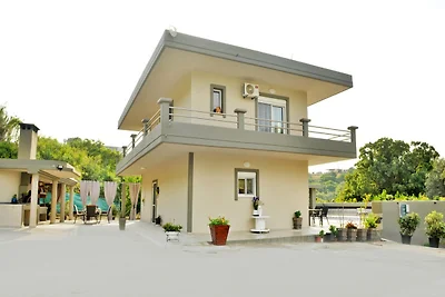Elegante villa met zwembad en tuin in...