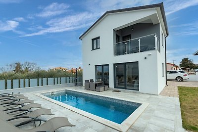 Neue und moderne Villa mit privatem Pool für ...