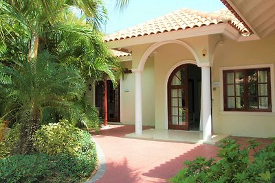 Moderne Villa nahe dem Strand von Mambo mit p...
