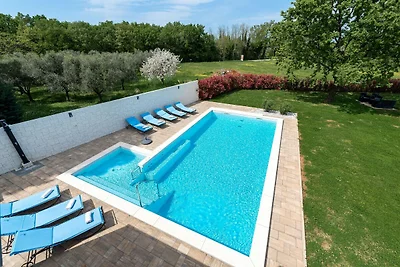 Luxusvilla mit Swimmingpool und Sauna