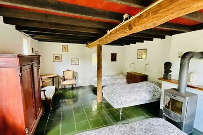 Bauernhaus in der Nähe des Waldes in...