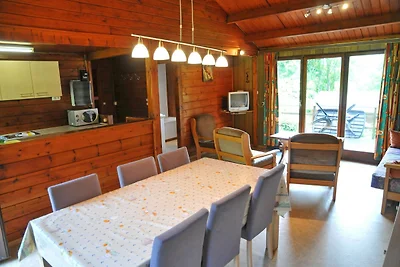 Gemütliches Ferienhaus mit Ofen in grüner...