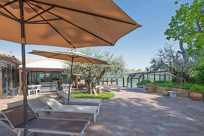 Villa in collina sulle Marche con piscina
