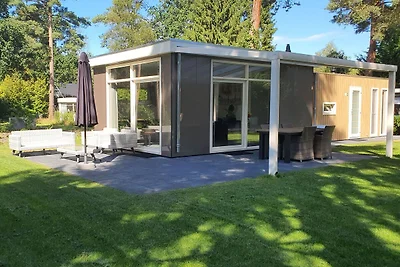 Komfortables Chalet mit Sonnendusche mitten i...