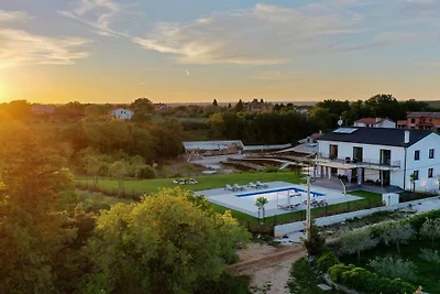 Villa in Kavran met zwembad
