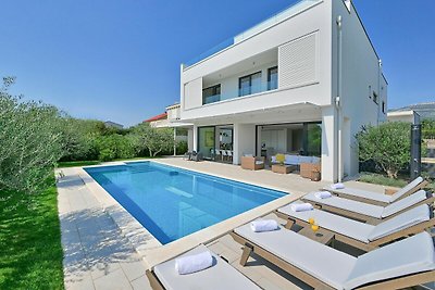 Moderne Villa mit privatem Pool und Terrasse