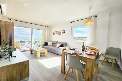 Frontline apartment with sea views