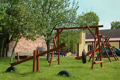 Backsteinhaus mit Garten und Spielplatz