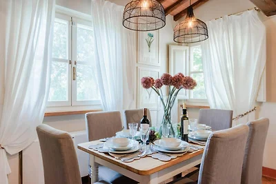 Villa in Monte San Quirico mit Garten