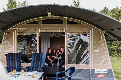 Schöne Zeltlodge auf einem Campingplatz