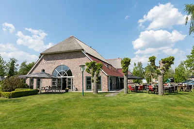 Strohgedeckte Villa mit Geschirrspüler in ein...