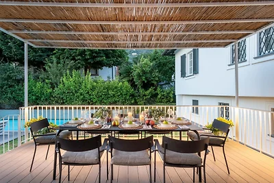 Üppige Villa mit Pool in Pietrasanta