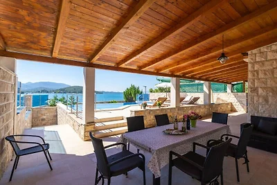 Beachfront Apartment house Hon with pool