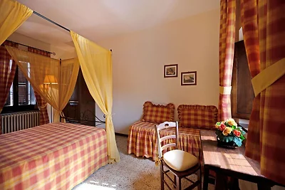 Grande casale in pietra in piccolo borgo...