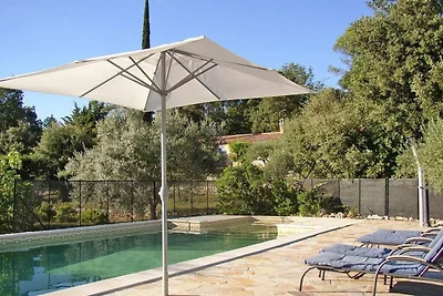 Ruhiges Ferienhaus mit Pool in Carces