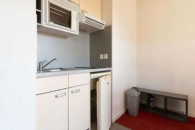 Helle Hanglage mit Pool und Rasen