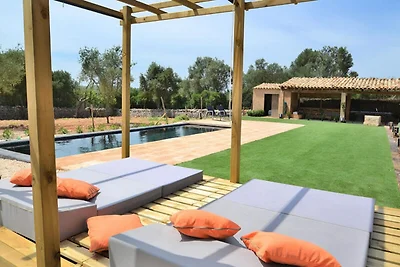 Haus in Llubi mit Pool und Garten