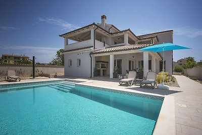 Moderna villa con piscina a Premantura