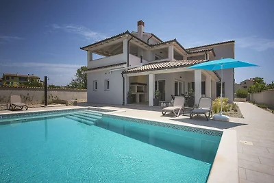 Villa con piscina a Premantura
