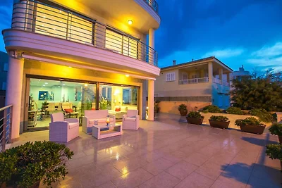Luxuriöse Villa mit Innenpool