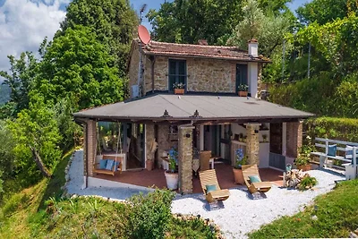 Villa a Pescia con vista sui vigneti