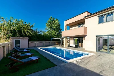 Spaziosa villa a Pola con piscina riscaldata