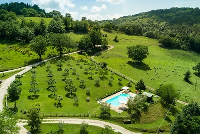 Agriturismo in zona collinare con piscina