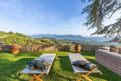 Malerische Villa in Lucca mit Pool