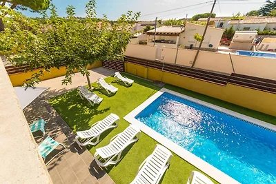 Haus mit großem Garten und privatem Pool