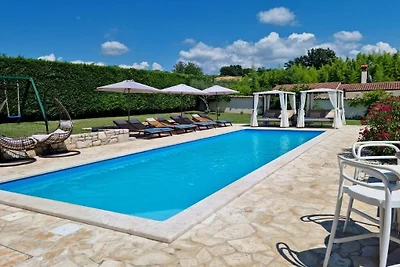 Villa en Labincă con piscina