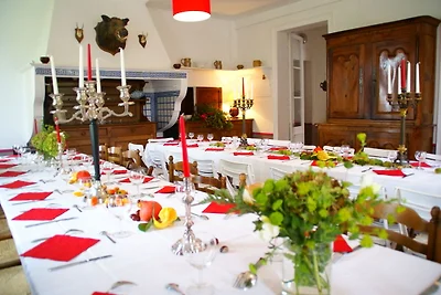 Modisches Schloss in Asnières mit Terrasse