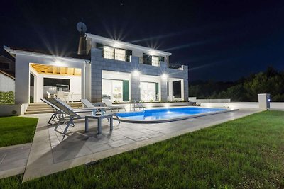 Charmante Villa mit Pool, 140 m vom Meer...