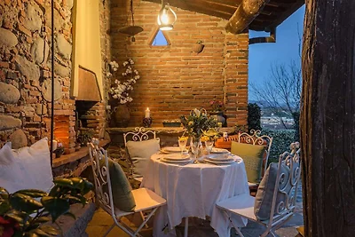 Charmantes Ferienhaus in Uzzano mit Garten
